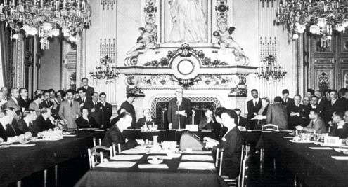 1951: Naissance de la Communauté européenne du charbon et de l acier (CECA) entre les six pays fondateurs 1957: Traités de Rome instituant un marché commun 1973: Les Communautés passent à neuf