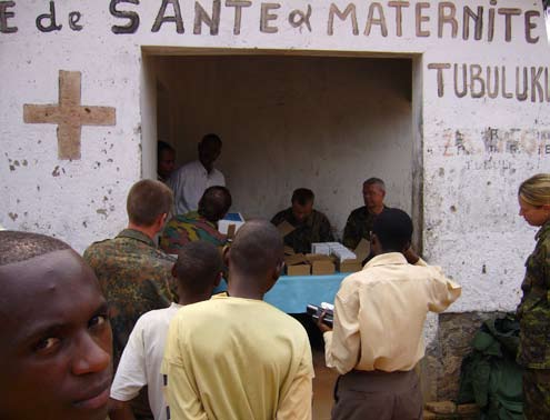 CE L aide en temps de crise les soldats de l UE aident à restaurer la paix au Congo.