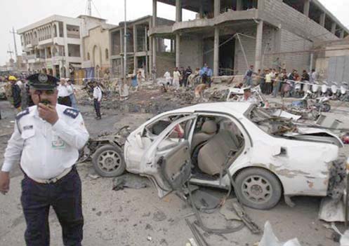 Au moins 16 personnes ont été tuées et 15 autres blessées vendredi par l explosion de deux bombes dans une mosquée du nord de l Irak, a-t-on indiqué de source sécuritaire et hospitalière.