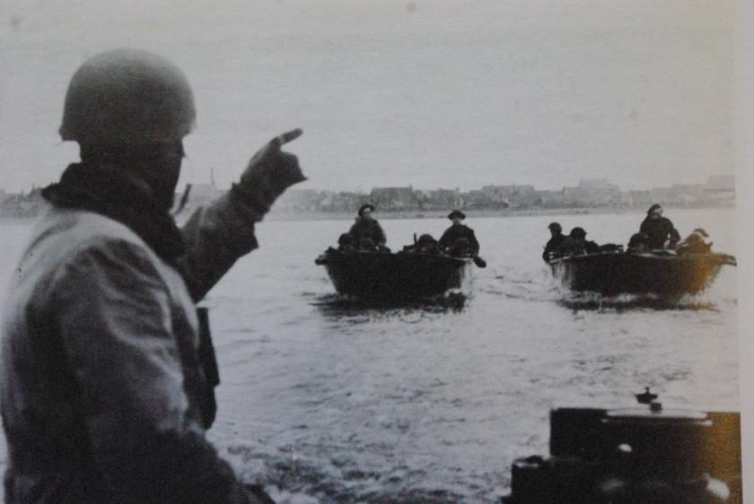 Un soldat tchèque visite un secteur inondé de la «poche» de Dunkerque : dès le début de 1944, les Allemands avaient inondé ou miné des terres.