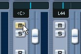 Utilisation des fonctions Muet et Solo Chaque voie de console dispose d un bouton Muet et d un bouton Solo permettant de réduire au silence une ou plusieurs voies. 1.
