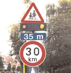 C'est pourquoi, la notion de zone "abords d'école", où le 30 km/h est de mise, a été introduite dans le code de la route.