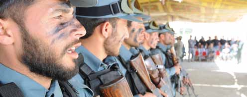 Des futurs membres de la Police d ordre public afghane avant la remise des diplômes.