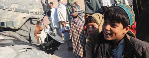 Une militaire américaine plaisante avec un enfant afghan, village de Rajan Qala. FIAS a tirés de ses opérations précédentes de maintien de la paix et de stabilisation dans les Balkans.