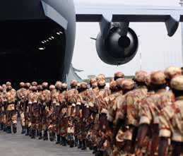 Un carabinier italien forme des membres de la police fédérale irakienne à Camp Dublin, Bagdad. OTAN Transport aérien pour près de 5 000 soldats de la paix de l UA.