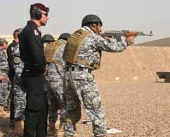 Plus de 5 200 officiers et sousofficiers des forces armées irakiennes et quelque 10 000 policiers irakiens ont été formés dans le cadre de cette mission de formation.