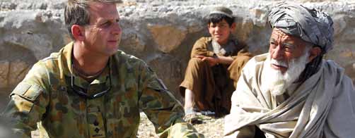 Le lieutenant-colonel australien Jason Blain, commandant de la première force opérationnelle de mentorat, rencontre des anciens lors d une choura à Sajawul (Afghanistan).