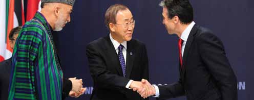 Signature de la Déclaration sur un partenariat durable par Hamid Karzaï, le président afghan, et Anders Fogh Rasmussen, le secrétaire général de l OTAN, en présence de Ban Ki-moon, le secrétaire