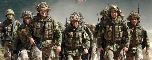 Exercice de la NRF «Loyal Midas» 2005 Des militaires espagnols rentrent à leur camp de base.