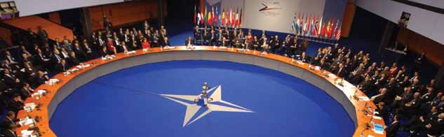 Grâce à toutes ces réunions à l OTAN, les États membres de l Alliance communiquent régulièrement, ils font part de leurs désaccords dans un cadre structuré, ils adoptent des positions communes en