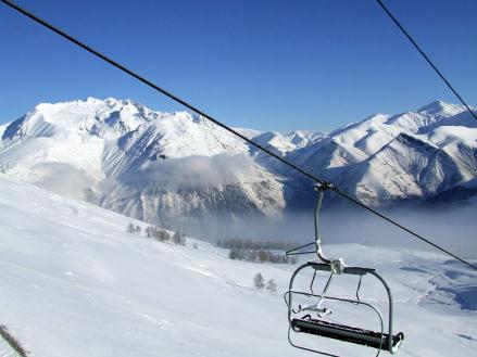 TOUT SAVOIR SUR L'ÉLECTRICITÉ 1. INTRODUCTION Youppie, c'est les vacances! Pour te faire plaisir, tu pars une semaine dans une station de Ski dans les Alpes françaises.