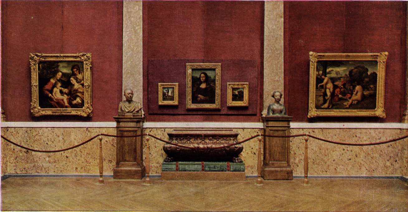 RETOUR DANS LA GRANDE GALERIE EN 1920 La tribune telle qu'elle fut inaugurée le 16 janvier 1920 dans la Grande Galerie Musée du Louvre Le musée a choisi désormais un accrochage très aéré où le chef-d