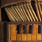 -58 - L'orgue Masculin au singulier, féminin au pluriel, l'orgue est un instrument à vent qui peut être rattaché à la famille des flûtes et, dans une moindre mesure, à celle des anches par la façon