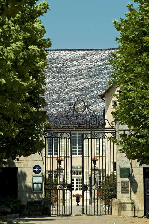 Le Château de Pizay Un lieu unique pour réunir vos compétences Service Commercial du Château de Pizay Votre Contact : Carole Fauvette