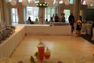 Si vous louez 2 salles, ayant moins que 100 invités pour le banquet permettent d avoir le plancher de danse ouvert.