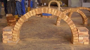 2.1 Voûtes et coupoles Arcs 2) Arc en plein cintre on dispose les briques en boutisse/panneresse L arc en plein cintre est un des plus courants, car sa forme en demi-cercle est une des plus faciles à
