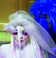 Théâtre / À voir en famille (+ de 8 ans) LA BARBE BLEUE D APRÈS CHARLES PERRAULT TEXTE ET MISE EN SCÈNE : JEAN-MICHEL RABEUX Décors, costumes et maquillages : Pierre-André Weitz / lumières :