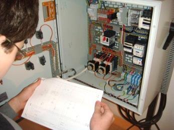 L C F ELEC IND Electricité pratique «industrielle» Acquisition de compétences 3 jours (21 heures) Comprendre et appliquer les lois fondamentales. Lire un schéma électrique.