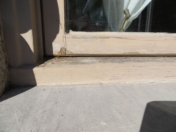 Calfeutrer immédiatement le contour extérieur de toutes les fenêtres du batiment. Avant de procéder, s'assurer qu'aucune infiltration d'eau antérieure n'ait atteint la structure.
