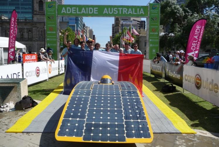 avoir brillamment défendu les couleurs de la France au World Solar Challenge d Australie en 2009, et accédé à la deuxième place à L European Solar Challenge, Hélios IV, le meilleur véhicule solaire