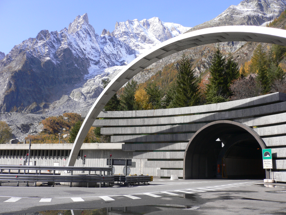 9 UNE DEMANDE Mont-Blanc Tunnel - Fr 24 Mars 1999 Camion en feu => 39 morts 2 ans de travaux 500 M Gothard Tunnel - Sw