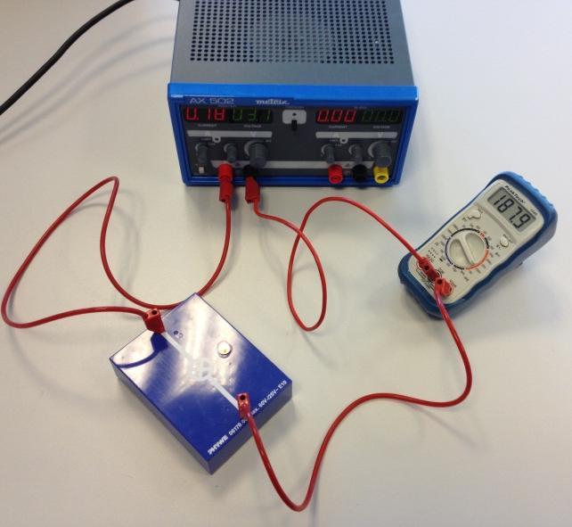 LCD Physique IV e III. Electricité 19 4.4.1. Expérience: Mesure avant et après un consommateur Expérience : Pour mesurer l intensité du courant électrique, on utilise un ampèremètre (Strommessgerät).