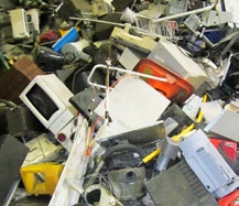 Dossier : Les déchets d équipement électriques et électroniques (DEEE) Depuis 2006, une filière de collecte et de traitement des déchets d équipements électriques et électroniques (DEEE) est en place.