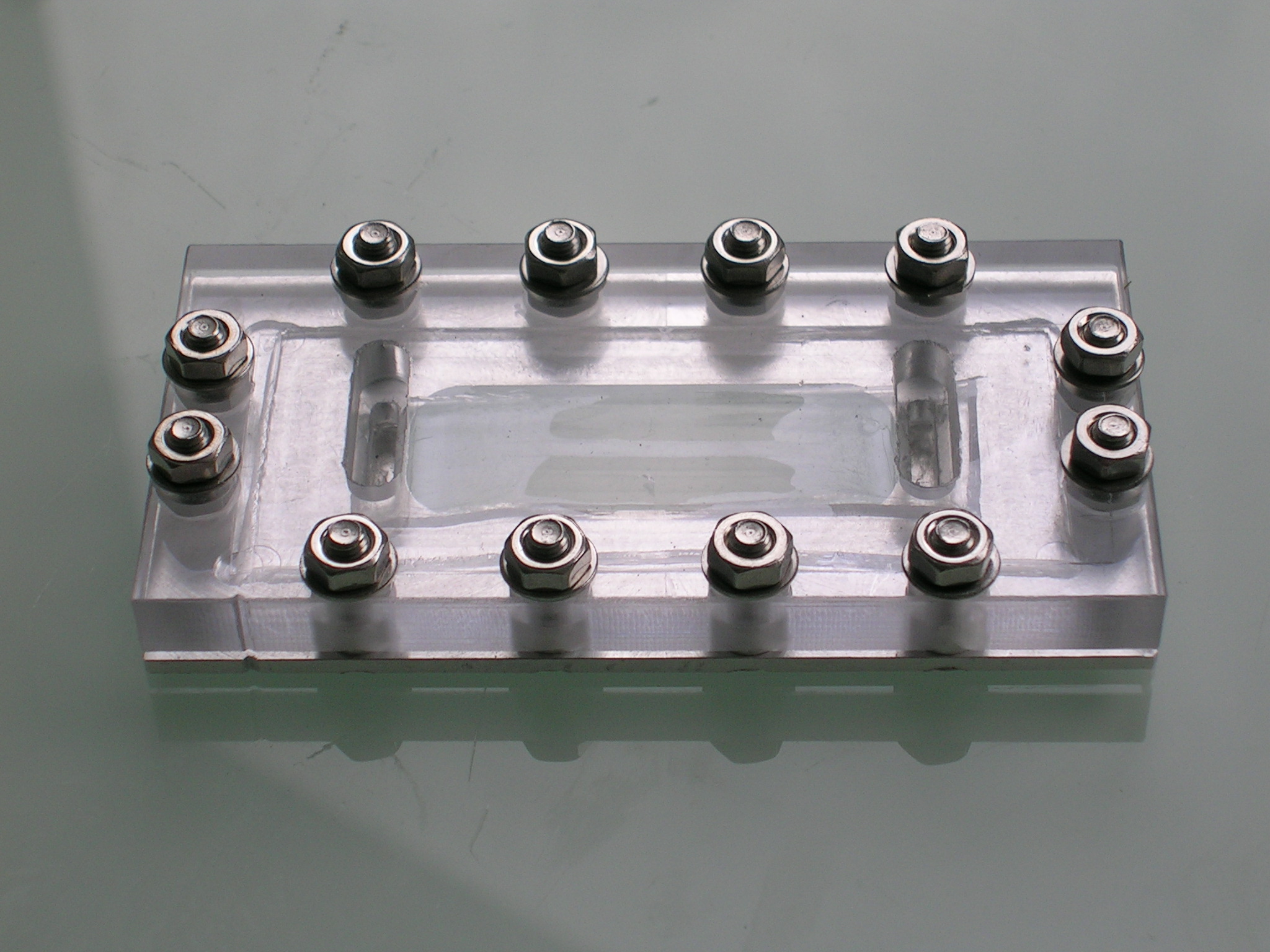 2 Montage utilise pour permettre l e tanche ification et l observation du circuit microfluidique a 3 canaux en gel.