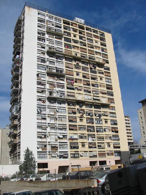 HISTORIQUE Cet ensemble érigé dans les années 1960 se compose de deux copropriétés accolées (Bel Horizon 1 et Bel Horizon 2) de 133 logements regroupés dans une «tour» de 19 étages.