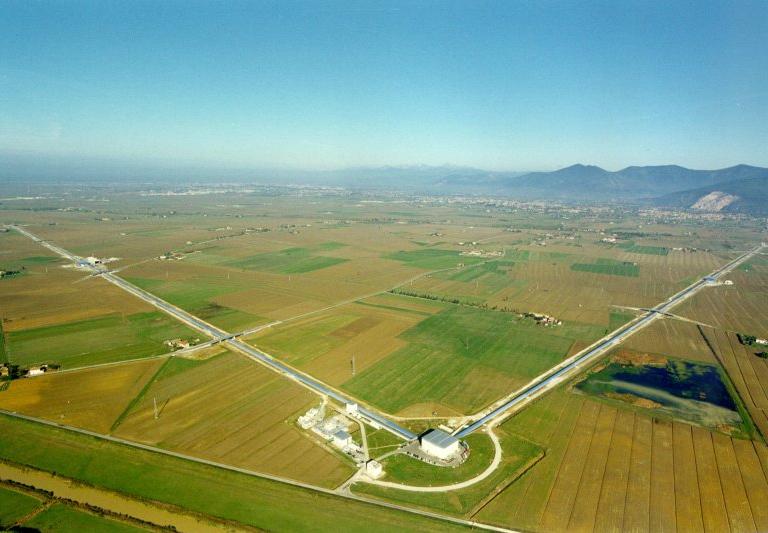 Introduction : Le détecteur Virgo Interféromètre de 3 km près de Pise en Italie Construit par une collaboration franco-italienne Financé par