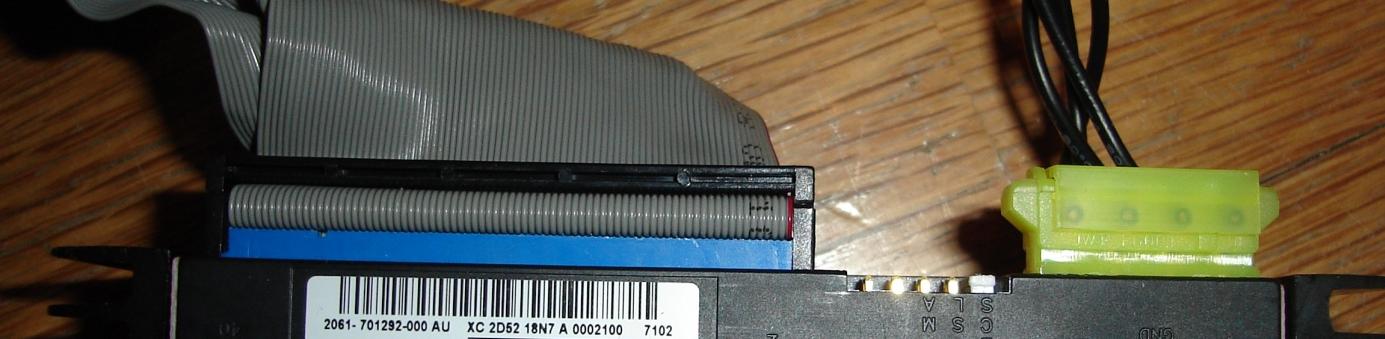 Enlevez le disque dur et détachez les deux connecteurs (IDE et alimentation) 2.