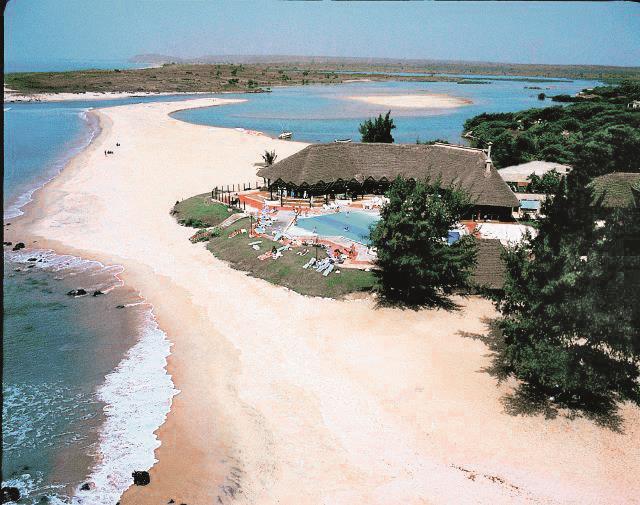 Notre Selection d hotels sur la «Petite Côte» à 1h30 de Dakar Lamantin Beach & Spa 5* 145 chambres 2 salles de conférences 2 restaurants centre de balnéothérapie piscine salle de fitness court de
