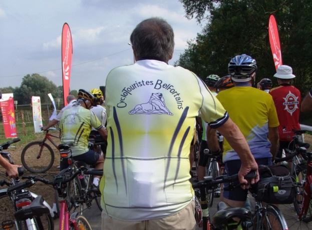 Développement Réunion le 20 janvier 2014 Bilan de la rencontre avec les associations de cyclotourisme et promotion du vélo - Objectifs : Présentation du projet global aux associations suisses et