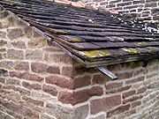 Les toitures en ancelles ont des pentes qui n excèdent pas 25% (puisqu elles ne sont pas clouées) et sont retenues par des perches et des pierres posées directement sur le toit, comme sur la photo 1.