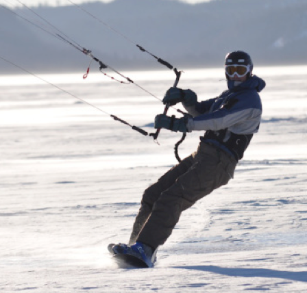 Ex 3: Un adepte du "snowkiting" (planche à neige tractée) s'adonne à son loisir sur le lac Gillies.
