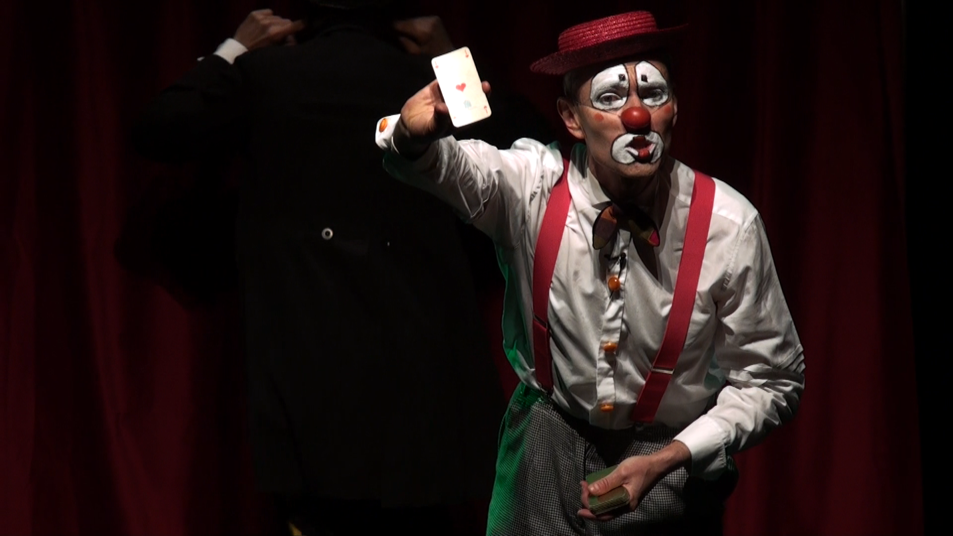Les Apprentis Magiciens par le Théâtre à Malice Olive et Figoulet, apprentis magiciens, vont profiter de l absence de leur Grand Maître pour se lancer dans une démonstration de tours de magie.