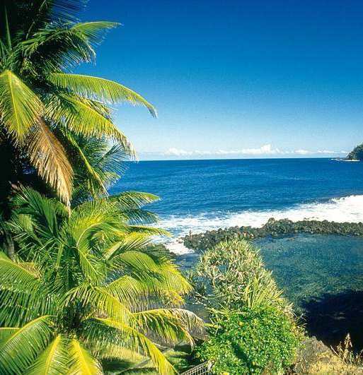 Etude de cas : La Réunion, entre UE et océan Indien A. Une île tropicale de l océan Indien, à 9 300 de la France Doc. 1 : L organisation du territoire Doc. 2 : Une plage réunionnaise Doc.