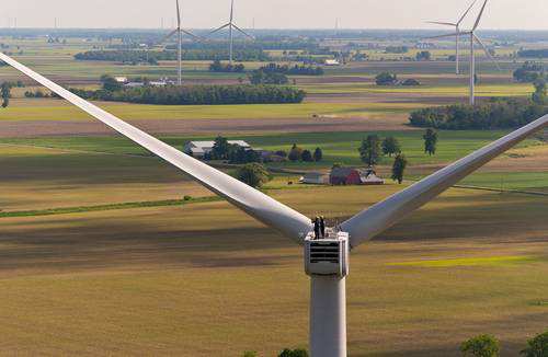 Production éolienne : la révolution silencieuse (1) Des turbines de plus grand diamètre avec la même puissance : exemple 2,3 MW Turbine 82 m 2,3 m²/kw (début années 2000) Turbine 117 m 4,7 m²/kw