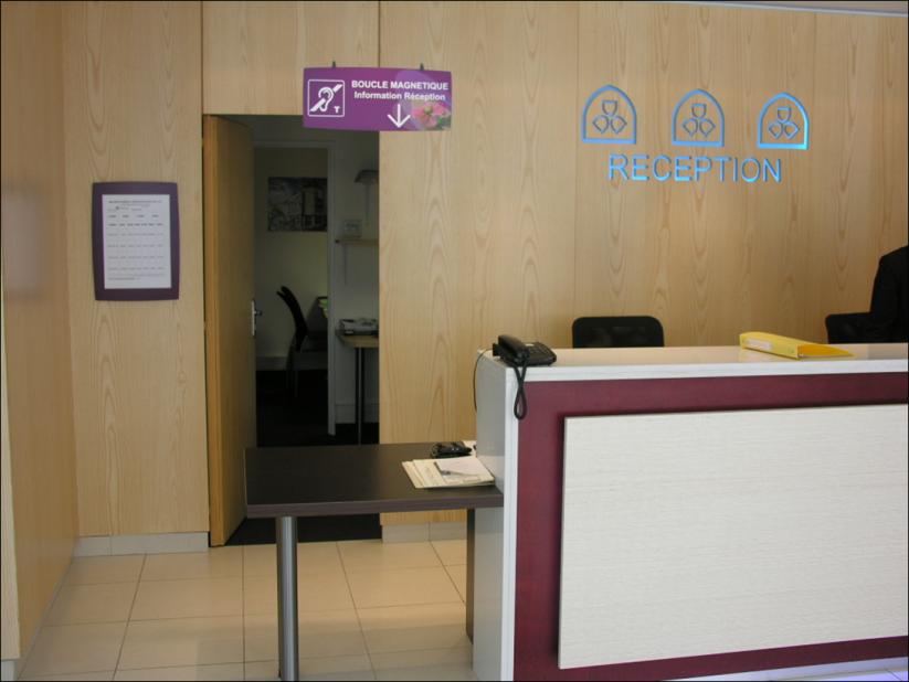 L accueil et les salles La banque d accueil permet une communication visuelle entre le personnel et l usager, que ce soit en position «debout» comme «assis».