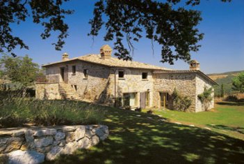 Villa - OMBPER 1934 - Italie» Ombrie» Perouse 14 Personnes - 7 Chambres Description de la propriété Occupant une position dominante presque au sommet d'une colline et à seulement quelques km de la