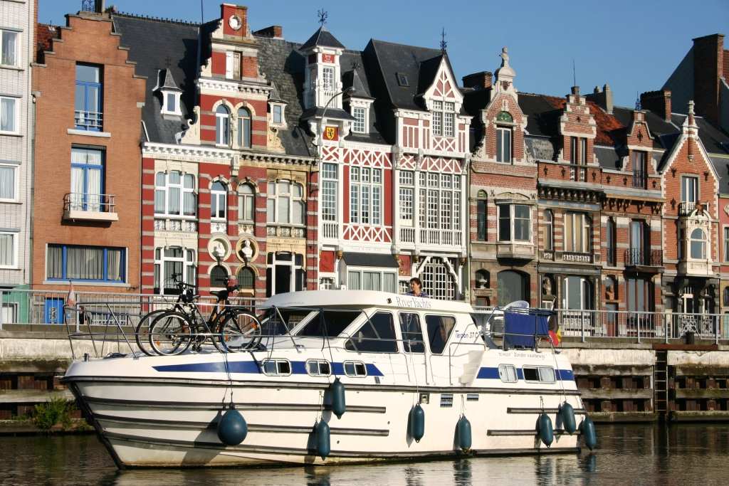 Découvrez la ville gothique de Gand, ancienne capitale flamande et visitez l ancienne ville de Bruges, appelée la «petite Venise du Nord» où vous pourrez vous promener sur ses canaux et parcourir ses