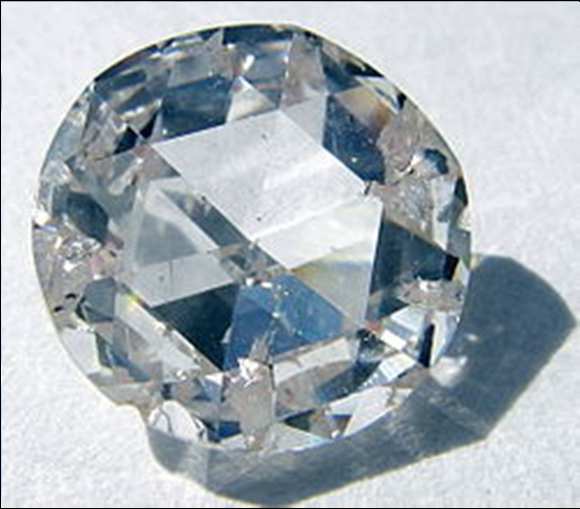 LE DIAMANT SYNTHÉTIQUE (SUITE) Depuis, les diamants naturels sont principalement utilisés en joallerie tandis que les diamants synthétiques permettent d autres utilisations