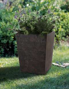 La jardinière est utilisable aussi bien à l'extérieur ( retirer le bouchon de vidange situé au fond du bac) qu'à l'intérieur comme cache-pot.