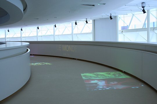 Le visiteur accède aux collections par une rampe de 300 mètres. Le plateau d'exposition couvre 4.500 m2, avec une hauteur de plafond de huit mètres.