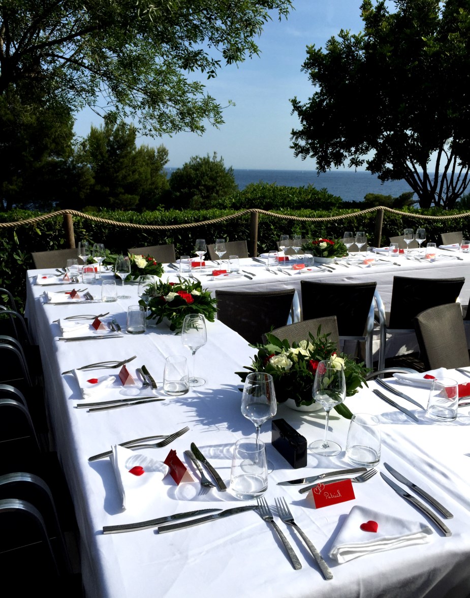 Notre Restaurant Le Bar du Soleil Situé dans notre parc de 2 hectares sous les pins, face à la mer et avec vue panoramique sur les îles de Hyères.