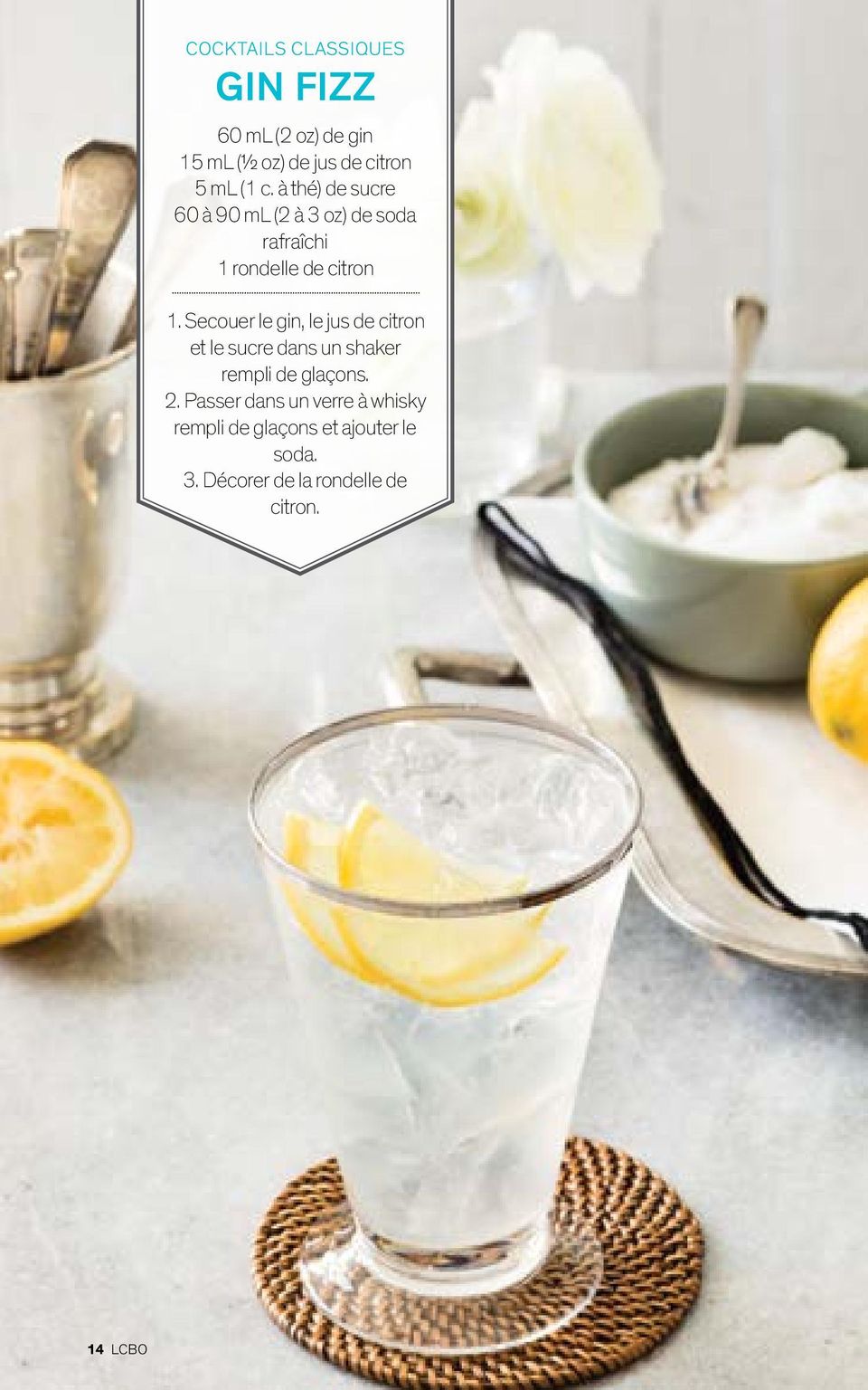 Secouer le gin, le jus de citron et le sucre dans un shaker rempli de glaçons. 2.