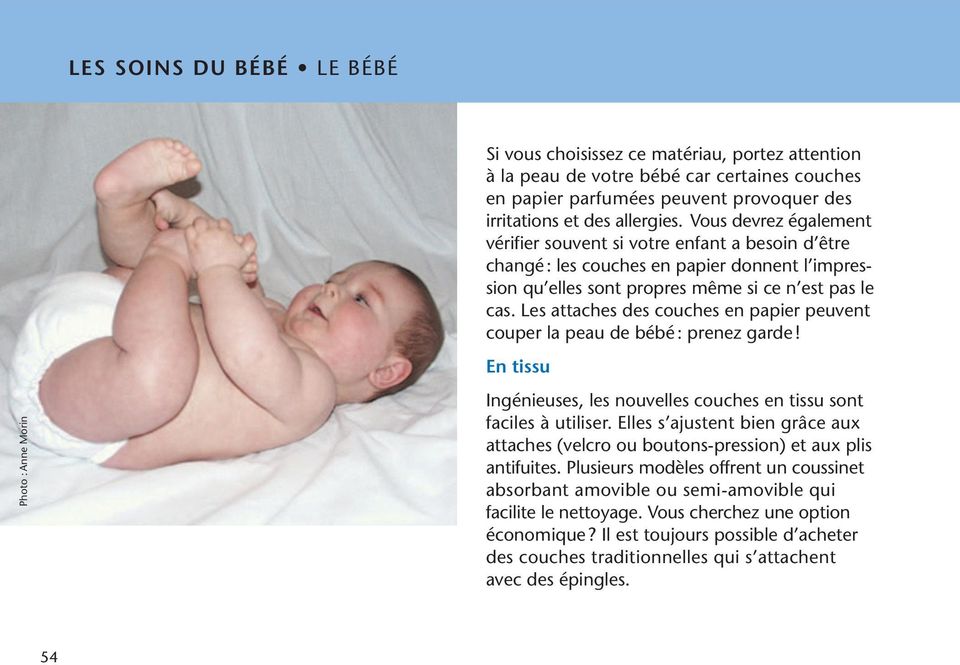 Les attaches des couches en papier peuvent couper la peau de bébé: prenez garde! En tissu Photo : Anne Morin Ingénieuses, les nouvelles couches en tissu sont faciles à utiliser.