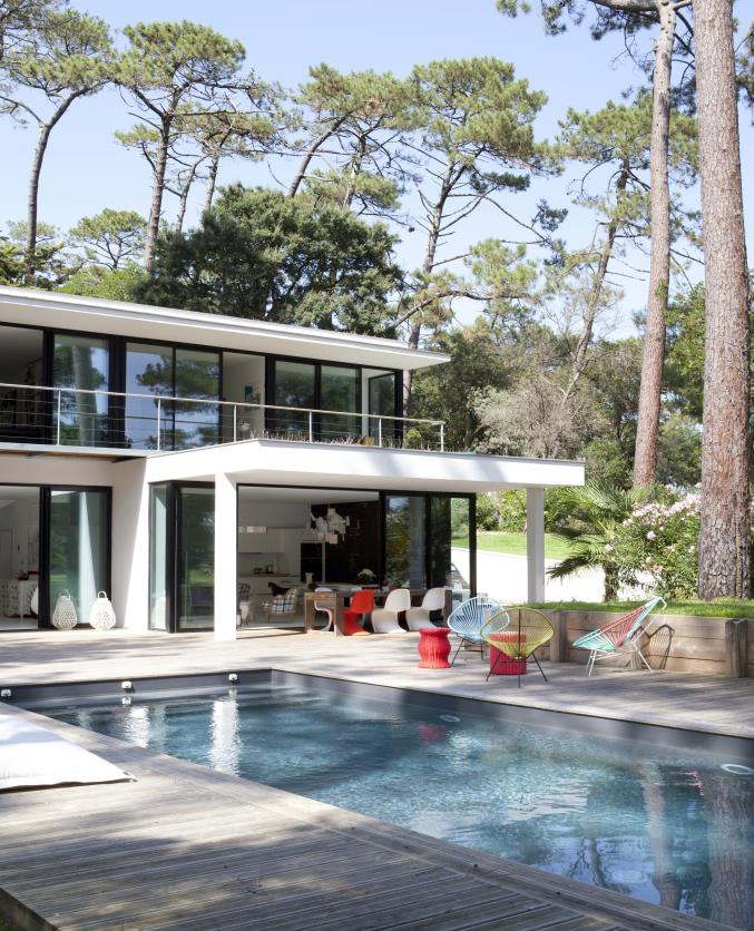 Son architecture minimaliste faite de verre et de béton, inspirée de l architecture californienne des années 50, est un manifeste d architecture moderne : vaste, lumineuse et ouverte sur l extérieur.