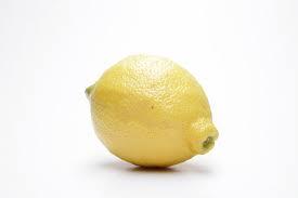 citron avec une éponge savonnée du côté grattoir pour enlever les vers potentiels.