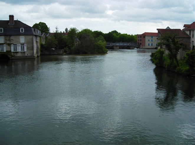 L'Aube est longue de 248 km. L'Aube L Aube est une rivière française. C est un des quatre plus gros affluents de la Seine, dont le cours suit une direction assez proche.